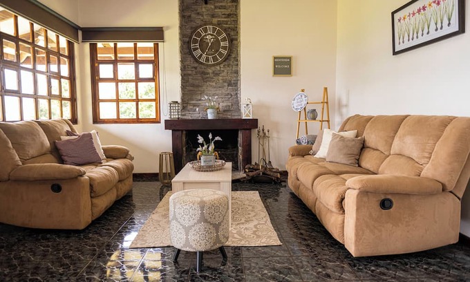 Roble Hütte | Tranquil Retreat with Stunning Views and Cozy Fireplace