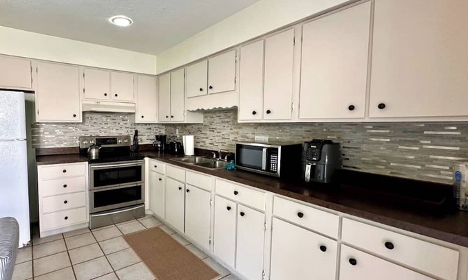 Delaware County Wohnung | Two Bedroom Fully Furnished with Amenities. 1 Car Garage.