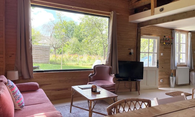 Bernay Haus | Cottage in the Normandy countryside with its apple trees