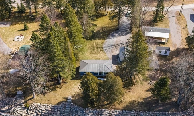 Burnt River Kabine | Newly renovated cozy cabin on beautiful river with great swimming and kayaking
