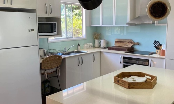 Redcliffe Haus | Chálǐ·hālǐ Abode - Pet friendly, 400m to beach