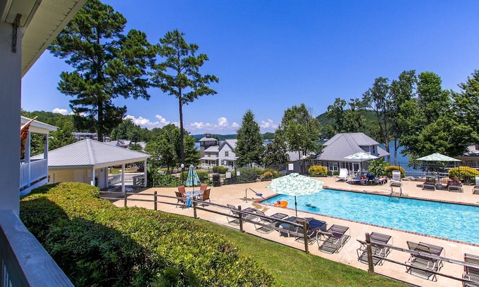 Leesburg Haus | House #12 Sweet Home Alabama ( pet friendly) Pool View