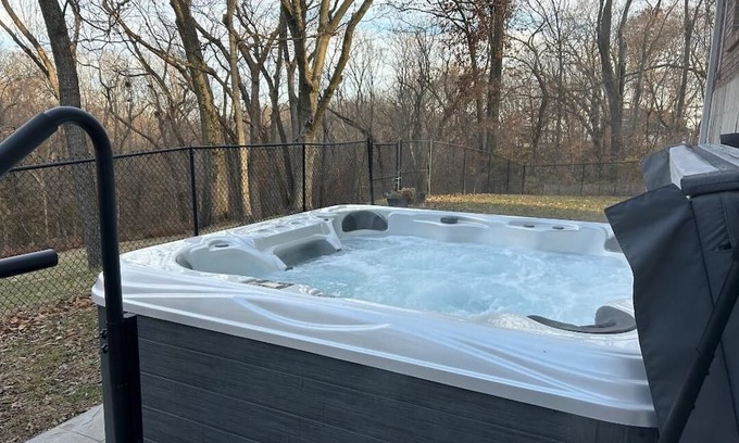 Hannibal Haus | Spacious executive home, close to Historic trails, w/hot tub, pet friendly.