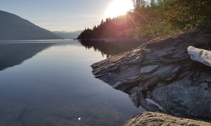 Salmon Arm Kabine | Glow, a canvas cottage with lake views and lake access. Glamping at its finest.