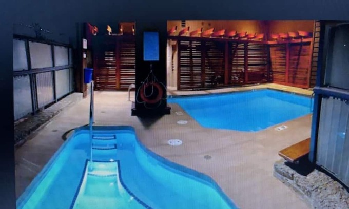 Whistler Cay Heights Eigentumswohnung | Recently updated condo offering spacious living, free parking, pool and hot tub
