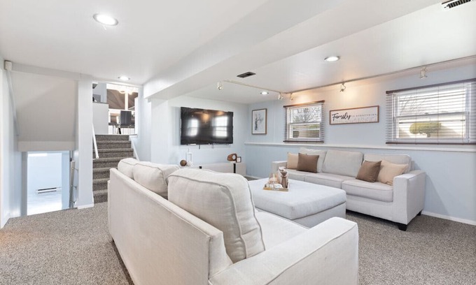 Country Club Hills Haus | Escape to The Hills: Spacious 3-Bed Retreat with Family & Game Rooms - Sleeps 8!