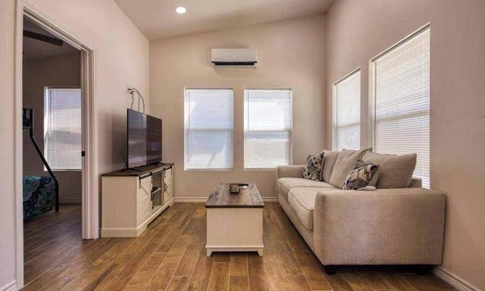 Aransas Pass Kabine | Escape to our TINY & cozy 2 bedroom cabin in Aransas Pass, perfect for families of up to 6