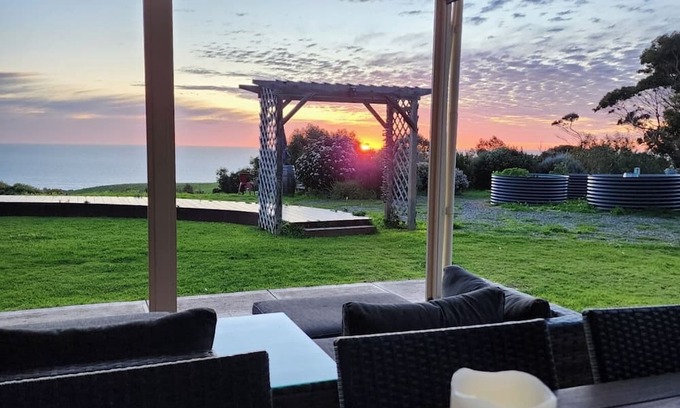 Carrickalinga Haus | Spacious house on hilltop with magnificent views
