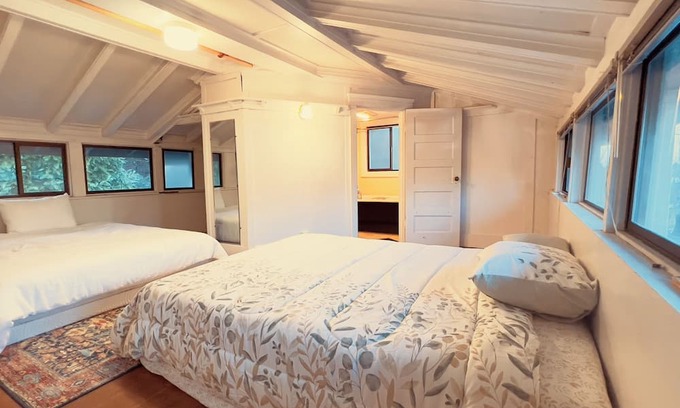 Seattle Metro Area Hütte | Lake Washington Cottage in middle of busy Columbia City 5 mins to Downtown