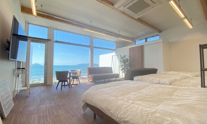 Itoshima Villa | Only 1 pair per day] This villa overlooks the ocean and is directly connected to the beach. Enjoy your own spectacular view.