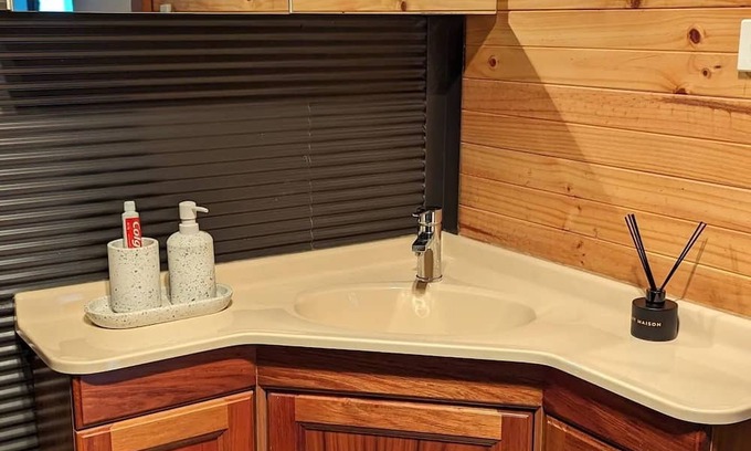 Grindelwald Hütte | A comfortable and charming granny flat in Swiss village of Tasmania.