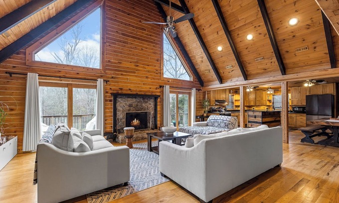 Stafford Kabine | Spacious Stafford Cabin w/Grills & Fire Pit!