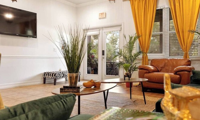 Orlovista Villa | Banana Leaf Villa-Island Groove-Standard Suite