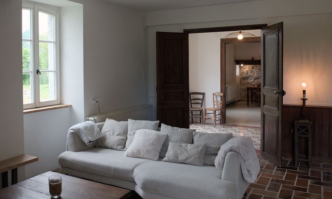 Lys Haus | Maison de Ferme aux Pieds des Pyrénées, Près des Sentiers, des Forêt.
