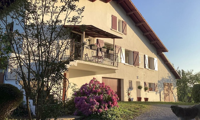 Domezain-Berraute Wohnung | Grand Appartement de Standing, au 1er Étage D'une Maison Basque Avec Piscine