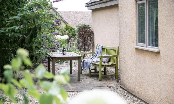 Beverston Haus | Charming 2 Bed/1 Bath Bungalow in Beverston Castle