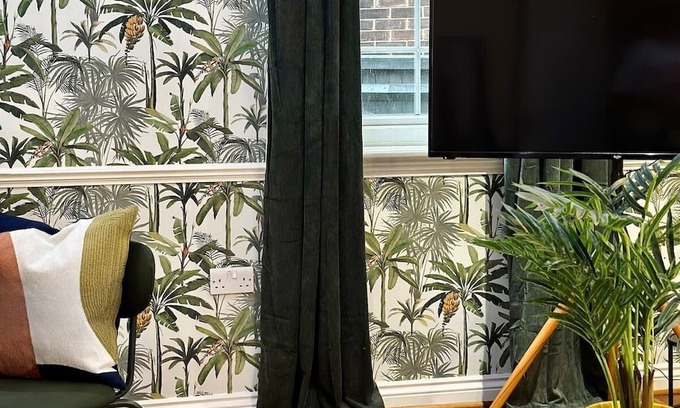 Gravesend Haus | Stylish House in Kent with Wi-Fi&Parking Sleeps 8