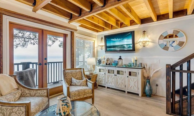 Central Okanagan Kabine | Large Modern Lakefront Cottage! Access to Boat Slip & Beach