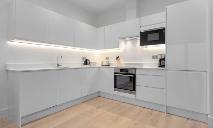 Canbury Wohnung | Experience the ambience and comfort of home for as long as you like.