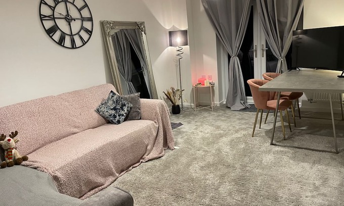 Walsall Haus | New Large House with Garden in Walsall