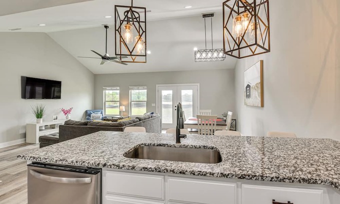 Dothan Haus | Spacious Dothan Home ~ 4 Mi to Downtown!