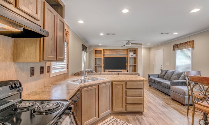 Jasper Haus | Conveniently located comfy cabin in the lake front community of Westwood