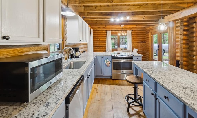 Fleming Kabine | Charming dog-friendly cabin w/ amazing lake views near Savannah