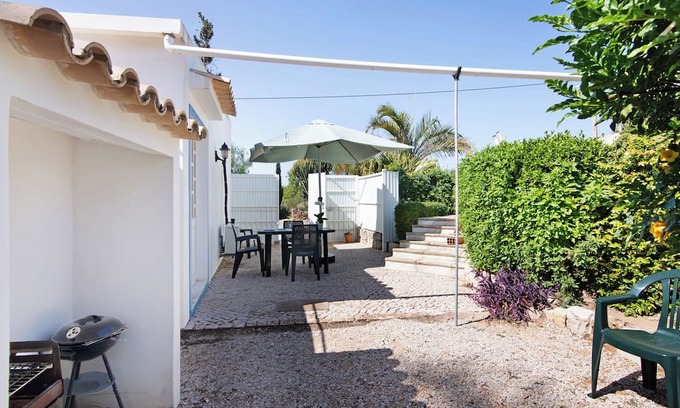 Colmeal Wohnung | Studio Apartment 'Holiday Home Medronhal Faro' with Mountain View, Wi-Fi and Air Conditioning