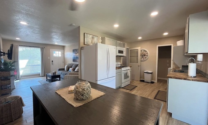 Northeast El Paso Haus | Cozy & Clean with Coastal Vibes & Mountain Views