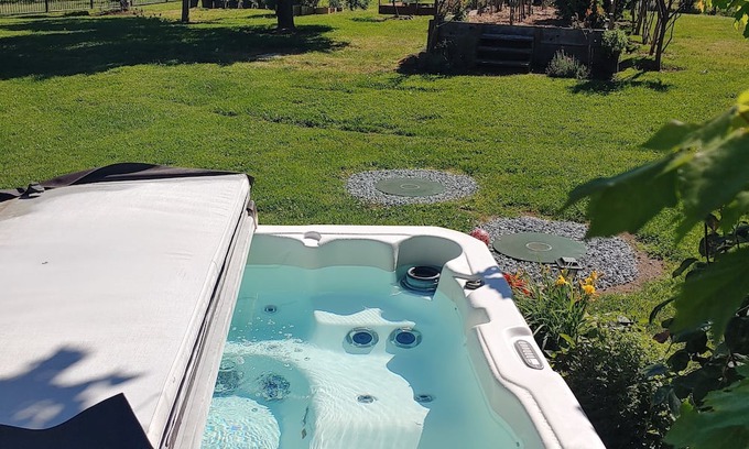 Loomis Wohnung | Two bedroom apartment in the country. With its own private hot tub!