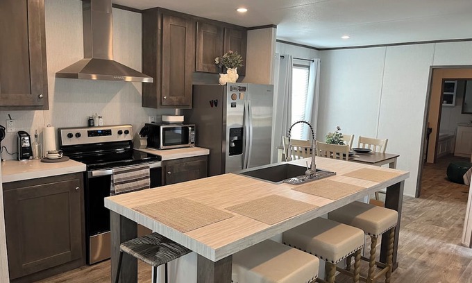 Central City Haus | Cozy, Peaceful New 3/2 Motor Home Gated Near Expwy.