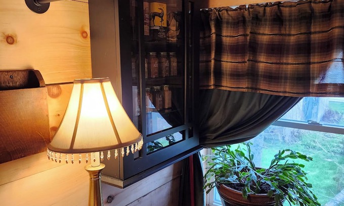 Cardinal Wohnung | Rustic Studio Apartment in Cardinal, ON WiFi, AC, firetable & seasonal hot tub!