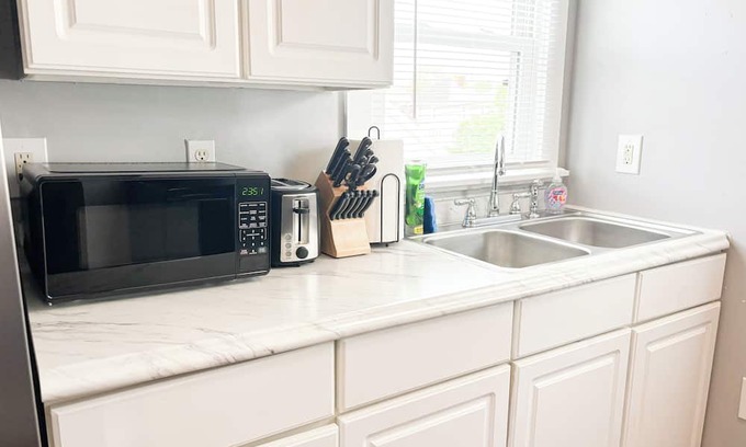 Piqua Wohnung | Stylish 2-Bedroom duplex in prime location!