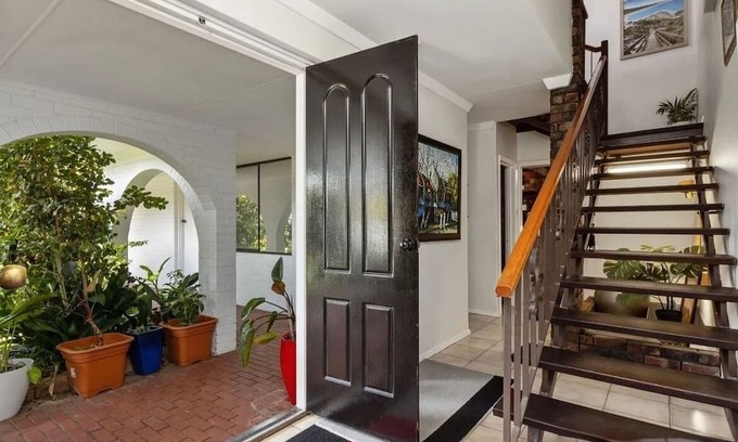 Dianella Haus | YoucomeAu Youth hostel comfortable two-story building with a swimming pool.