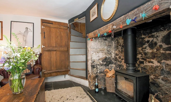 Chagford Hütte | BLUEBELL COTTAGE, pet friendly, with open fire in Chagford