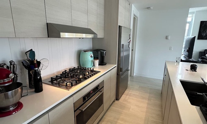 Lower Mount Royal Eigentumswohnung | Heart of Downtown Calgary, beside 17 ave, close to all city centre and trails