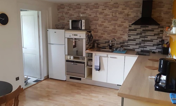 Gilly-sur-Isere Wohnung | T2 au Calme, les Animaux de Compagnie Sont les Bienvenus