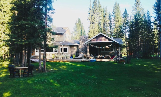 Redwood Meadows Haus | Welcome to Nezzie in the woods!