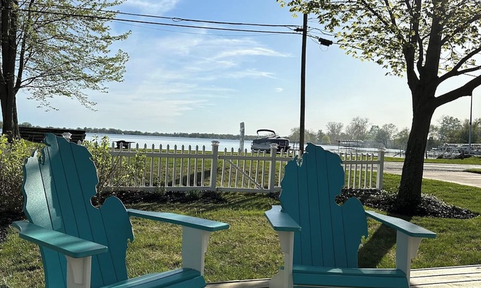 Crystal Hütte | A beautiful cottage located in the lake in Crystal, MI