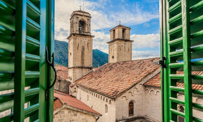 Kotor Old Town Wohnung | 3 Bedroom Duplex Apartment with Magnificent View over St Tripun Cathedral