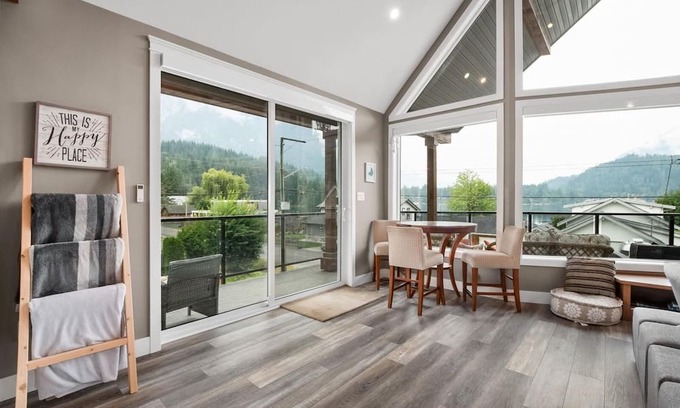 Hope Haus | Escape to Serenity: Lake Retreat with Majestic Mountain Views!
