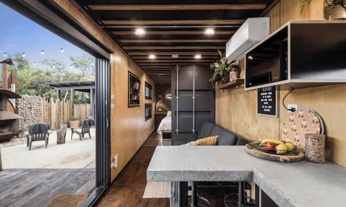 St Leonards Kabine | A quirky yet functional 40ft shipping container.