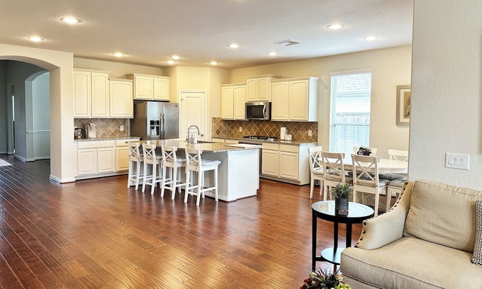 Tomball Haus | Refreshing 4bdr home w Pool!