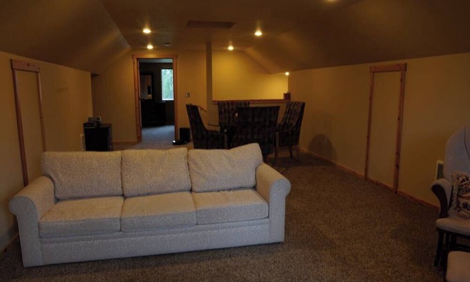 Loon Lake Hütte | Private Cottage in the woods, between Loon and Deer Lake, overlooking the meadow
