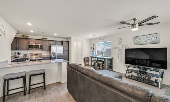 North Las Vegas Haus | New! 3BR Vegas Townhouse, sleeps 6, w Pool Access