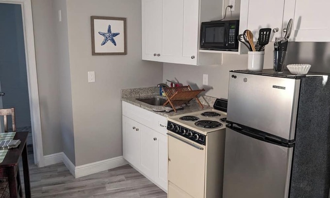 Capri Isle Wohnung | Cozy and Comfortable Studio Apt. Steps to Treasure Island Beach!