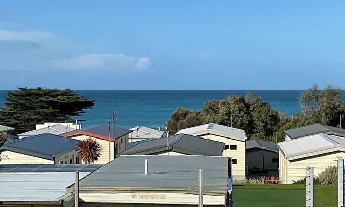 Apollo Bay Kabine | Modern bright seaside cabin in popular tourist park