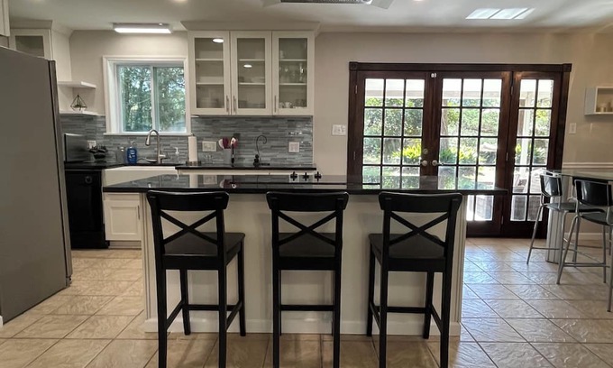 Windsor Forest Haus | Cozy Home with shaded backyard in quiet neighborhood