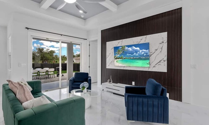 Sunshine Haus | New Built Modern Vacation Home With Fully Fences