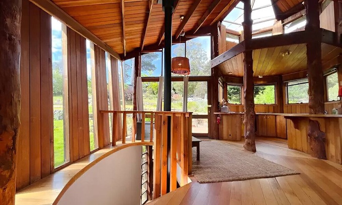 Ridgeway Haus | ✰Unique Wilderness Retreat 10 mins to CBD ✰ Bath, Heated Floors, Smart TV✰